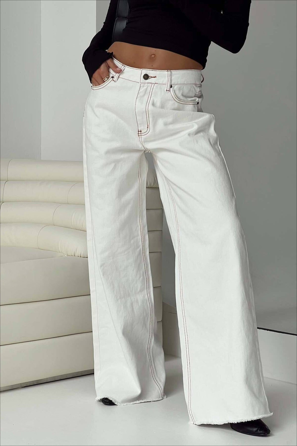 Relaxed Fit Raw Edge Dragging Jeans