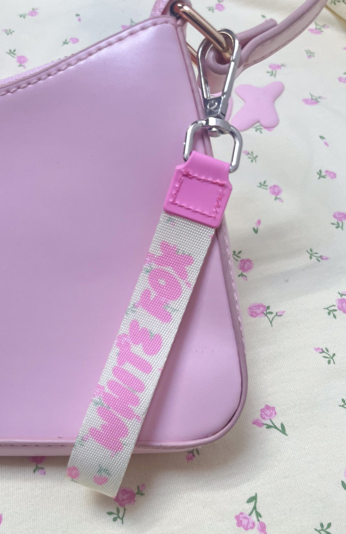 Standing Out Strap Keychain Lemon Ditsy